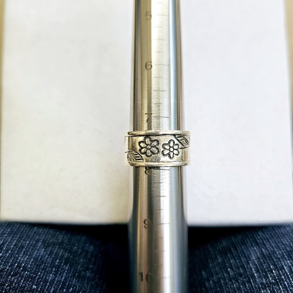 Satya 925 Silver Lotus Flower Band Ring 7.5 - Picture 12 of 12